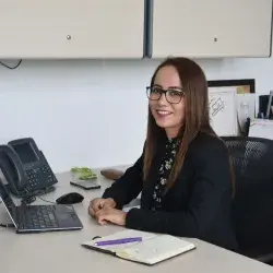 Cinthya Flores en su oficina 