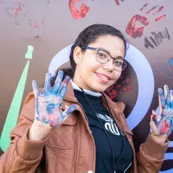 Joven con las manos llenas de pintura