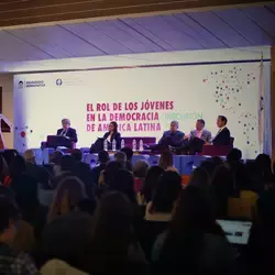 Estudiante de Relaciones Internacionales habla sobre el papel de los jóvenes en América Latina ante el Secretario General de la OEA, Expresidentes  y líderes políticos de la región. 