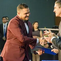 Joven recibiendo su título profesional