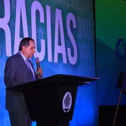 Salvador Alva durante la ceremonia de agradecimiento