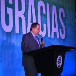 Salvador Alva durante la ceremonia de agradecimiento