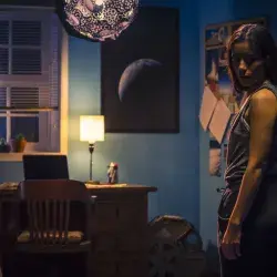 “Recuerda” cuenta la historia de una joven guionista obsesionada con el universo, que está terminando su guión de cine.