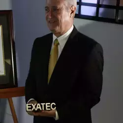 Galardonan a Enrique Coppel Luken con el Premio al Mérito EXATEC 