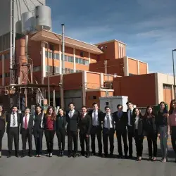 Alumnos en instalaciones de Caffenio.
