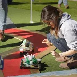 alumna participando en nascarrito