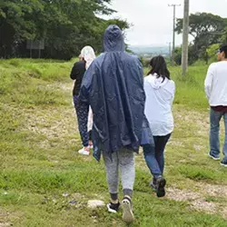 Alumnos en el recorrido a la Sima de las Cotorras