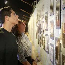 Gente observando pinturas