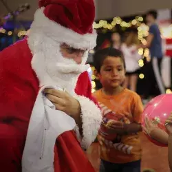 Santa entrega regalos