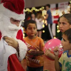 Santa entrega regalos
