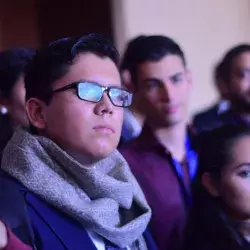 Jóvenes escuchando el mensaje de David Noel Ramírez Padilla 