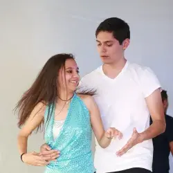 alumnos en concurso de baile
