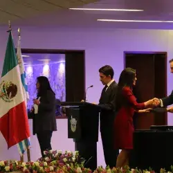 alumna recibiendo su diploma de PrepaTec