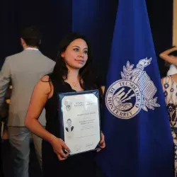 Alumnas en graduación de profesional