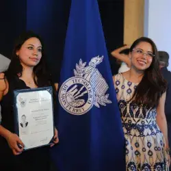Alumnas en graduación de profesional