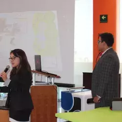 Alumna de arquitectura presentando su proyecto