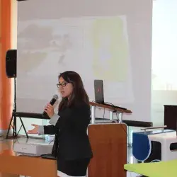 Alumna de arquitectura presentando su proyecto