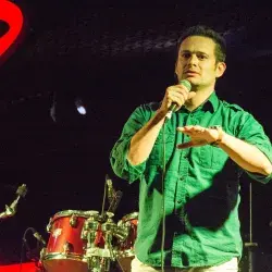 Persona hablando mediante un micrófono.
