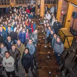 Grupo de alumnos y profesores en la toma de fotografía oficial