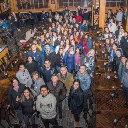 Grupo de alumnos y profesores en la toma de fotografía oficial