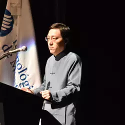 El pasado miércoles 25 de octubre, en el teatro del Campus Estado de México, se llevó a cabo una conferencia impartida por el maestro Chen Bin, hijo del Gran Maestro Chen Zhenglei, leyenda viviente de la disciplina del Tai Chi y cuya familia ha preservado los conocimientos del estilo particular de este marcial por siglos, como parte de su gira internacional.