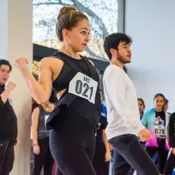 Jóvenes bailando en una audición
