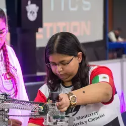 Dos alumnas ultimando detalles en su robot.