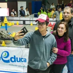 Joven tomándose una foto junto con sus padres