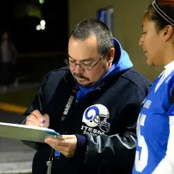 El coach Pedro Solís junta a una alumna