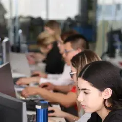 Alumnos trabajando en su repentina 