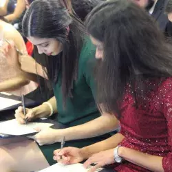 graduación alumnos diciembre, firmando su título profesional