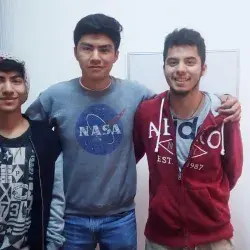 Diego, Daniel y Brandon, posando para la foto antes de viajar a Quintana Roo