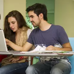 alumnos estudiando frente a una computadora