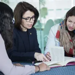 alumnos y profesor estudiando