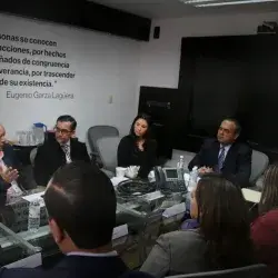 Direcotores realizando la firma del convenio