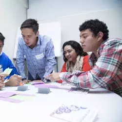 alumnos trabajando