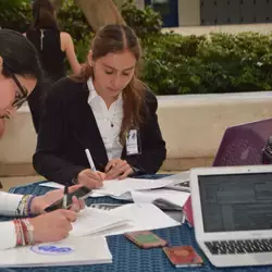 Alumnas preparándose para su siguiente debate. Bigdebate 2018. 