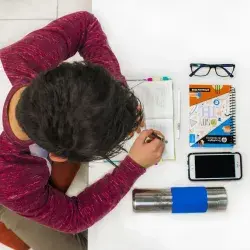 Joven estudiando para sus parciales. 