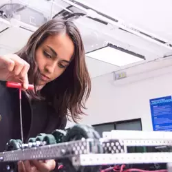 Mujer manipulando un robot con las manos