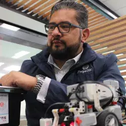 Profesor mostrando la función de un robot