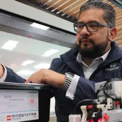 Profesor mostrando la función de un robot