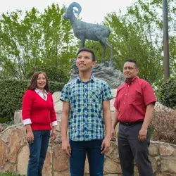 La familia Muñiz Mata delante del borrego