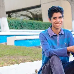 Alumno del Tecnológico de Monterrey posando para la cámara