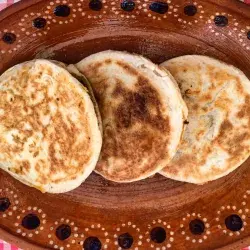 Foto de gorditas de azúcar en un plato de barro sobre una mesa