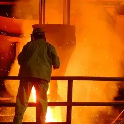 Hombre trabajando en una fundición