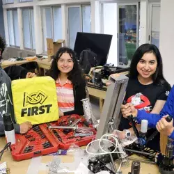 Alumnos del equipo Botbusters que competirán en FIRST