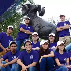 El equipo Ultravioleta posando para las cámaras de CONECTA