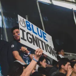 Cartel siendo sostenido por una mano