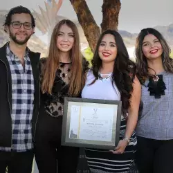 Alumnos con el premio que recibieron en Álamos