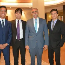 Alumnos con presidente de la comisión